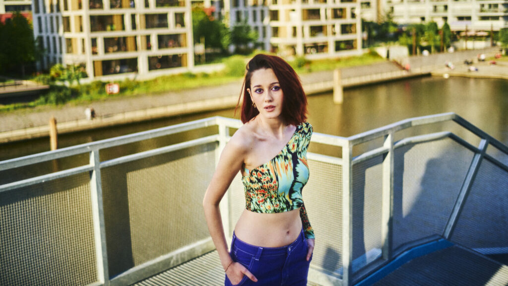 Aurora-Fashion-Offenbach-Frankfurt-Sun-Sonne-Sonnenuntergang-Model-Beauty-Blauer-Kran-Hafen-Titel-1536x864